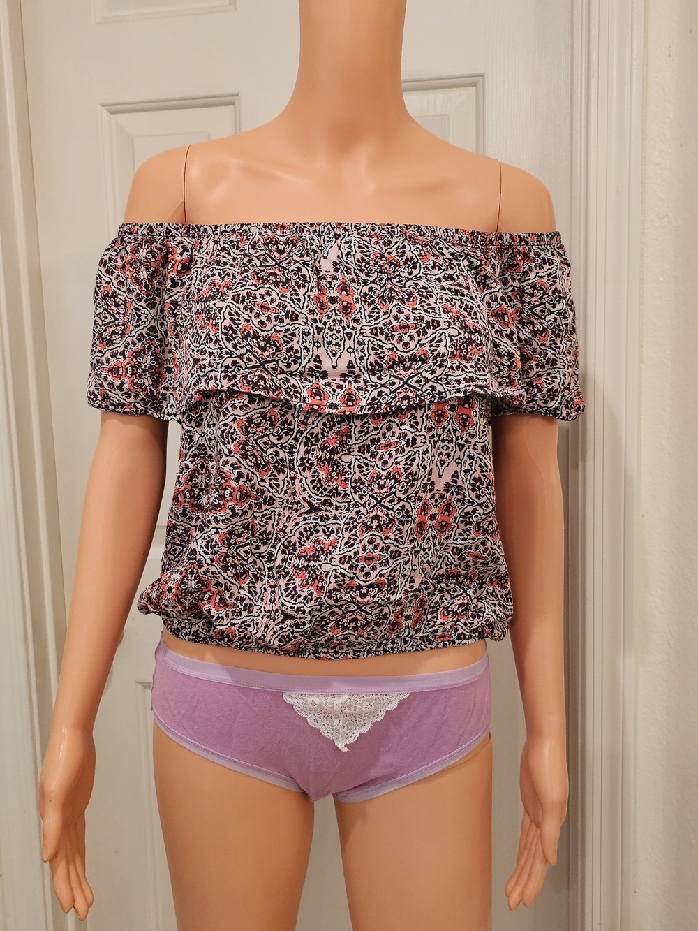 Off-Shoulder Floral Print Blouse in Black and Pink
